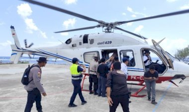 Tembus-Jalur-Udara,-Polri-Evakuasi-Dua-Warga-Palue:-Lansia-Korban-Reruntuhan-dan-Ibu-Hamil-Siap-Bersalin.
