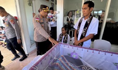 Kapolresta-Kupang-Kota-Melayat-ke-Rumah-Duka-Alm.-AIPDA-Charles-Rondo