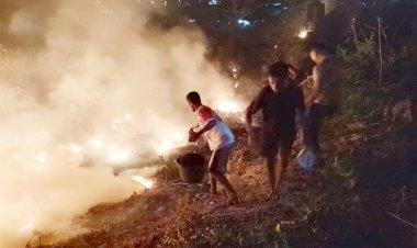 Polsek-Maulafa-dan-Warga-Padamkan-Kebakaran-Lahan-Kosong-di-Jalur-40,-Kapolsek-Imbau-Warga-Tak-Bakar-Lahan-Saat-Kemarau.