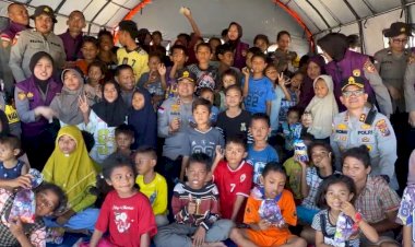“Anak-Anak-Korban-Bencana-Tak-Boleh-Kehilangan-Harapan”,-Pesan-Kapolda-NTT-di-Tengah-Pengungsian-Gempa.