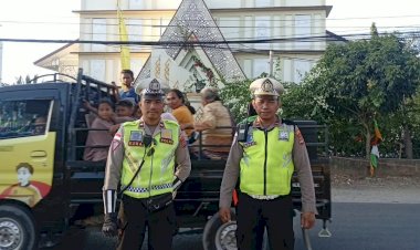 Personel-Lantas-Polsek-Maulafa-Laksanakan-Pengamanan,-Ibadah-Minggu-di-Gereja-St.-Yosep-Pekerja-Penfui-Berjalan-Lancar.