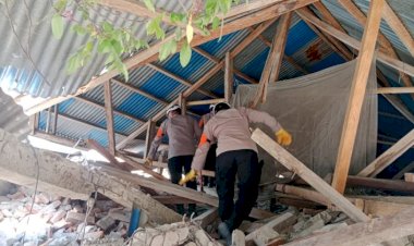 Tak-Hanya-Amankan-Warga,-Polisi-Turun-Langsung-Selamatkan-Barang-Korban-Gempa-di-Reok.