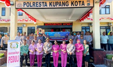 Duka-Flores-Duka-Bersama,-Polresta-Kupang-Kota-Salurkan-Tiga-Ton-Beras-untuk-Korban-Gempa-Flores.