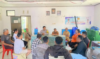 Polri-Hadir-Beri-Solusi,-Bhabinkamtibmas-Bonipoi-Fasilitasi-Penyelesaian-Persoalan-Warga.