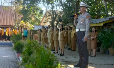 Jadi-Pembina-Upacara-di-SMPN-3-Kupang,-Kanit-Lantas-Polsek-Maulafa-Ajak-Pelajar-Jauhi-Kenakalan-Remaja-dan-Tertib-Berlalu-Lintas