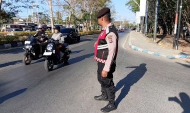 Pengabdian-di-Pagi-Hari,-Samapta-Polresta-Kupang-Kota-Ciptakan-Lalu-Lintas-yang-Aman.