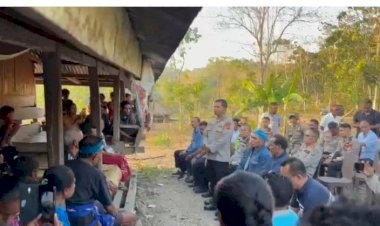 Sampaikan-Duka-Cita-yang-Mendalam,-PJU-Polda-NTT-Bersama-Kapolres-Sumba-Barat-Melayat-ke-Rumah-Duka-Korban-Penembakan-(Pelaku-Curnak).