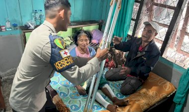 Wujud-Kepedulian-Polri,-Divhumas-Polri-Salurkan-Bantuan-Kemanusiaan-Bagi-Warga-Terdampak-Gempa-di-Manggarai.