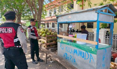 Patroli-Dialogis-Sambangi-Pelaku-UMKM,-Samapta-Polresta-Kupang-Kota-Serap-Aspirasi-Kamtibmas.
