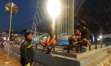 Bhabinkamtibmas-Namosain-Ajak-Warga-Jaga-Ketertiban,-Suasana-Malam-Tetap-Aman-dan-Kondusif.