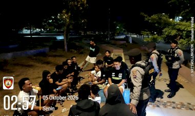 Patroli-Perintis-Presisi-Polresta-Kupang-Kota-Sisir-Jalur-Protokol,-Bubarkan-Kerumunan-Remaja-Secara-Humanis.