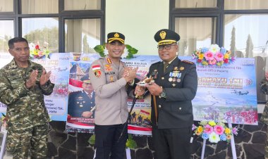 HUT-TNI,-Polresta-Kupang-Kota-Berikan-Tumpeng-dan-Kue-Ulang-Tahun,-Kapolresta-Kombes-Nelson:-Sinergitas-Jadi-Kekuatan-Jaga-Keamanan.