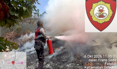 Samapta-Polresta-Kupang-Kota-Respons-Cepat-dan-Bantu-Padamkan-Kebakaran-Sampah-di-Jalan-Frans-Seda