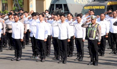 Semangat-Pagi,-Semangat-Kebersamaan!-Personel-Polresta-Kupang-Kota-Jaga-Kekompakan-saat-Berlatih-PBB.