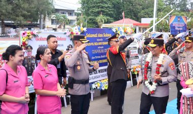 Penuh-Haru,-Kapolresta-Kupang-Kota-Beserta-Istri-Hadiri-Rangkaian-Acara-Pelepasan-Komjen-Pol.-Dr.-Rudi-Darmoko.