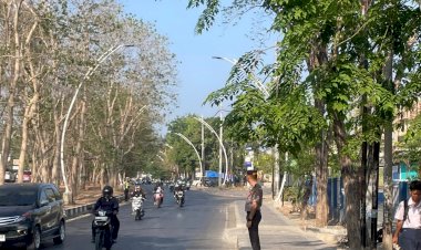 Kapolresta-Kupang-Kota-Turun-Langsung-Atur-Lalu-Lintas,-Bantu-Siswa-Menyeberang-Jalan.