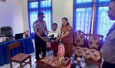 Tergerak-Melihat-Siswa-Bersekolah-Pakai-Sandal,-Kapolsek-Kota-Raja-Berikan-Bantuan-Sepatu-Sekolah.