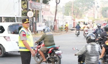 Tak-Hanya-Memberi-Arahan,-Kapolda-dan-Wakapolda-NTT-Turun-Langsung-Atur-Lalu-Lintas-di-Jam-Sibuk-Pagi.