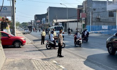 Kapolresta-Kupang-Kota-Hadir-di-Jalan,-Pastikan-Lalu-Lintas-Pagi-Lancar-dan-Pelajar-Aman-ke-Sekolah.