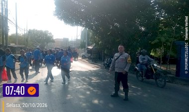 Kawal-Jalan-Santai-SMA-Negeri-8-Kupang,-Bhabinkamtibmas-Penkase-Oeleta-Hadir-Berikan-Rasa-Aman.