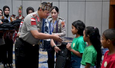 Wujud-Kepedulian-dan-Kasih-Sayang,-Kapolda-NTT-Berikan-Tali-Asih-dan-Peralatan-Sekolah-kepada-Anak-Yatim-di-Rakernis-Ditlantas-2026.