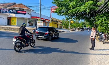 Kapolsek-Maulafa-Pimpin-Kegiatan-Strong-Point-di-Titik-Rawan-Macet,-Arus-Lalu-Lintas-Pagi-Terpantau-Lancar.