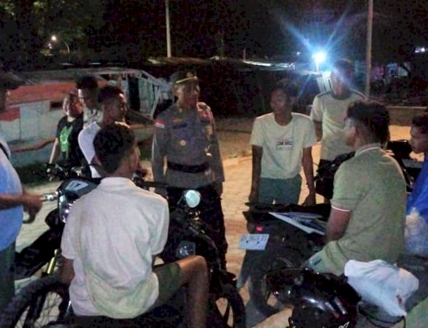 Kapolsek Alak Pimpin Patroli Malam, Bubarkan Kerumunan Remaja di Nunbaun Sabu.