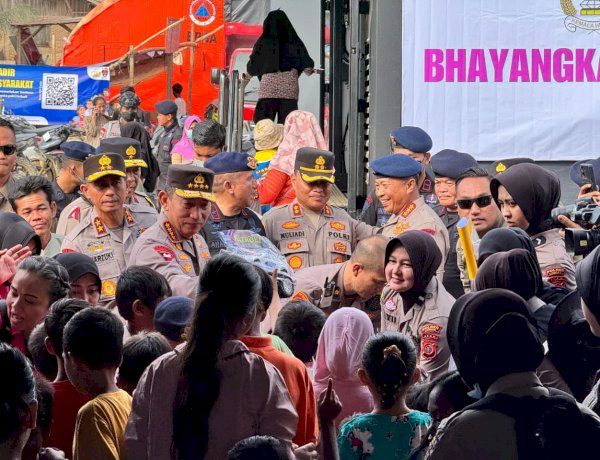 Kapolri Tinjau Posko Pengungsian di Aceh Tamiang, Salurkan Bantuan ke Korban Bencana.