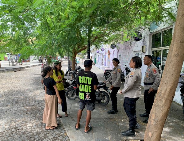 Satbinmas Polresta Kupang Kota Gelar Patroli Dialogis di Pantai Teddys, Tekankan Pencegahan Uang Palsu dan Curanmor.