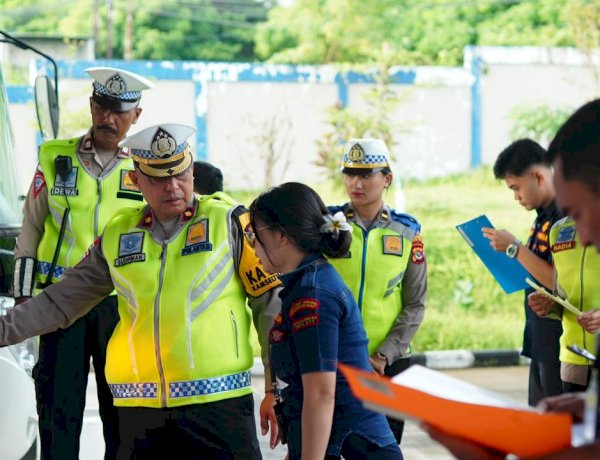 Kasat Lantas Polresta Kupang Kota Pimpin Ramp Check Gabungan di Terminal Beumopu, Pastikan Angkutan Umum Layak Operasi.