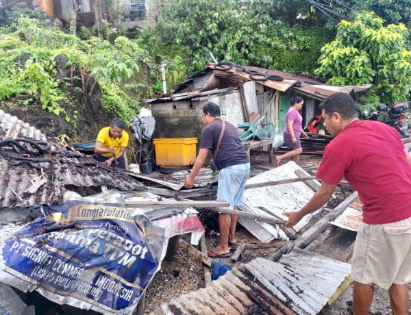 Bhabinkamtibmas Nunbaun Delha Sigap Bantu Warga Terdampak Bencana Angin Kencang