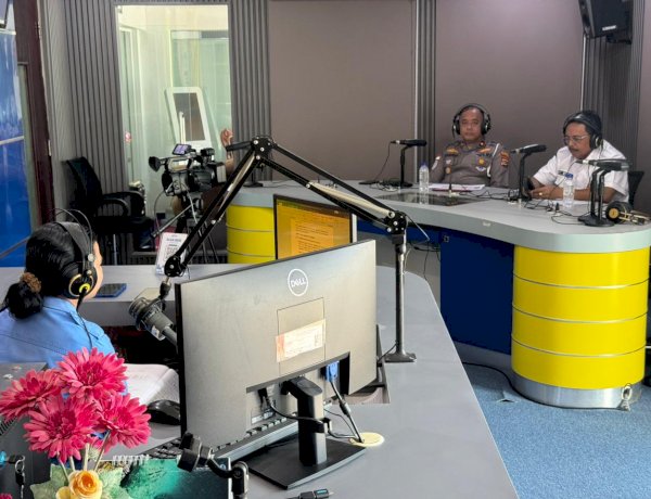 Kasat Lantas Polresta Kupang Kota Dialog di RRI, Tekankan Bahaya Miras sebagai Pemicu Kecelakaan Lalu Lintas.