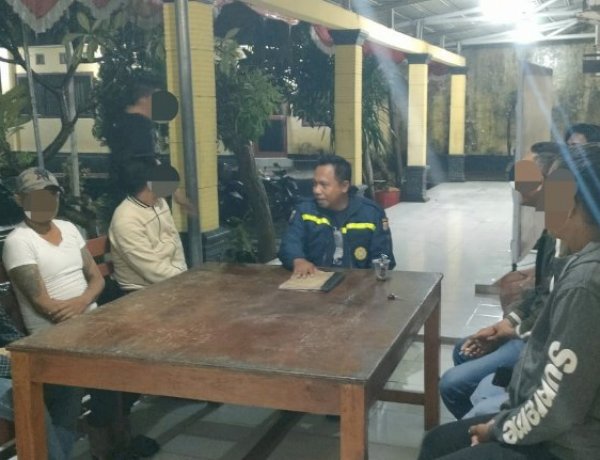 Problem Solving Humanis, Bhabinkamtibmas Nunhila Selesaikan Kasus Penganiayaan Ringan Melalui Mediasi di Mapolsek Alak.