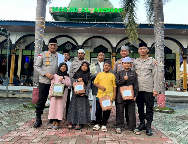 Bulan Ramadan 1447 H, Kapolresta Kupang Kota Berbagi Takjil di Masjid Al Ansor Penkase Oeleta.