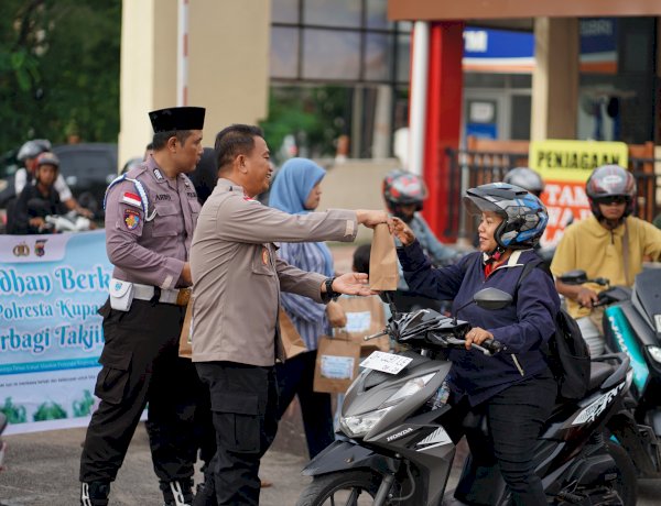 Indahnya Berbagi, Wakapolresta Kupang Kota Bersama Bhayangkari Bagikan Takjil Gratis bagi Pengendara.