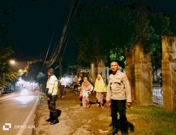 Personel Polsek Alak Laksanakan Pengamanan Shalat Tarawih, Pastikan Ibadah Ramadhan Aman.
