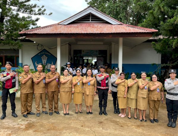 Kasat Samapta Polresta Jadi Irup di SMPN 11 Kota Kupang, Sampaikan Pesan Kapolda NTT.