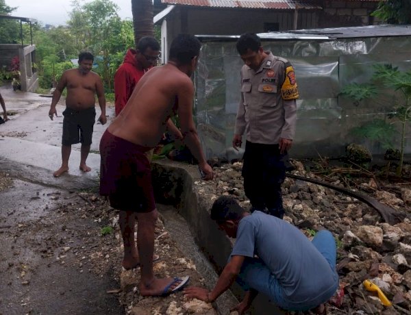 Bhabinkamtibmas Bakunase Bersama Lurah Tinjau Saluran Air Tersumbat, Ajak Warga Kerja Bakti.