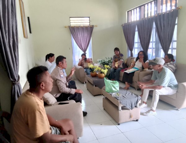 Bhabinkamtibmas Oebufu Berbagi Pengalaman dengan Tim PPA Gereja Benyamin, Bahas Pembinaan Anak dan Remaja.