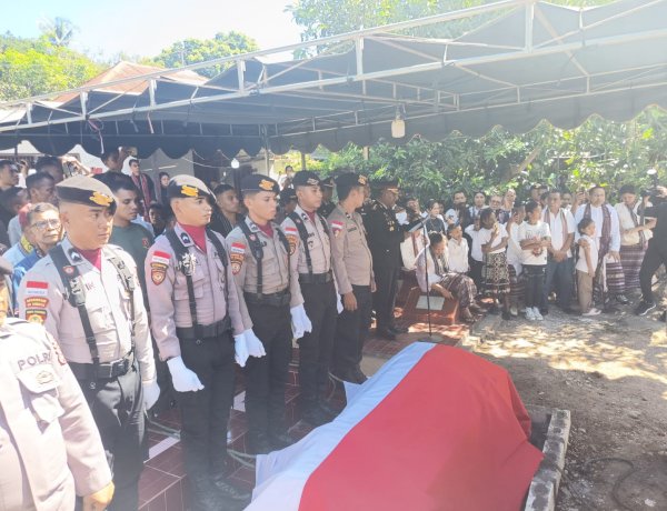 Penghormatan Terakhir AKBP Purn. Nimrot Bistolen: IPDA Abdul Haris Pimpin Pasukan Hadiri Upacara Pemakaman.