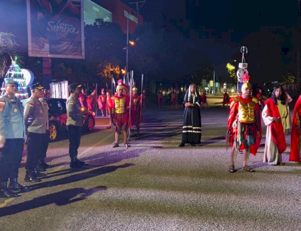Wakapolda NTT Pantau Langsung Pengamanan Jalan Salib di Kota Kupang, Kapolresta Kombes Djoko: Wujud Pelayanan Polri untuk Ibadah yang Aman dan Khidmat.