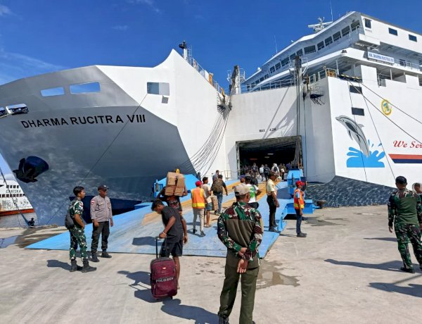 Personel Posko Terpadu Operasi Semana Santa, Amankan Keberangkatan Kapal di Pelabuhan Tenau Kupang.