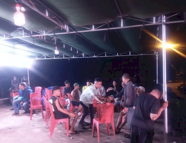 Patroli Dialogis, Bhabinkamtibmas Manulai II Tertibkan Pesta Warga yang Ganggu Ketertiban Malam.