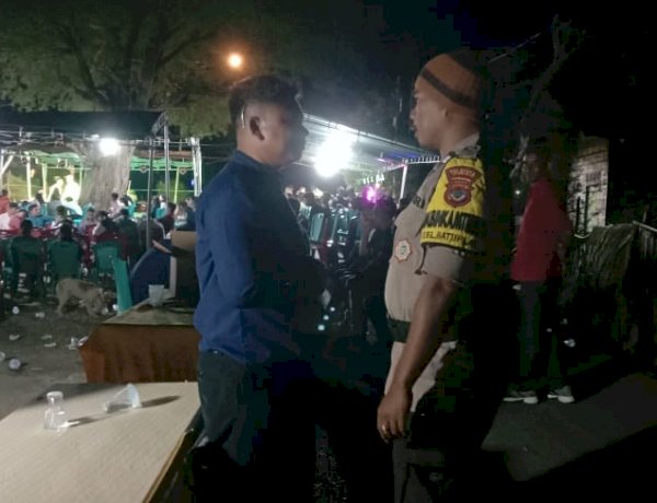 Humanis dan Persuasif, Bhabinkamtibmas Batuplat Tertibkan Musik di Resepsi Warga.