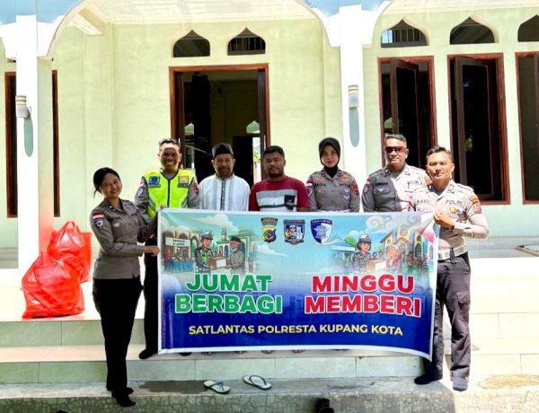Satlantas Polresta Kupang Kota Gelar Jumat Berbagi di Masjid Nurul Yaqien, Perkuat Toleransi dan Kebersamaan.