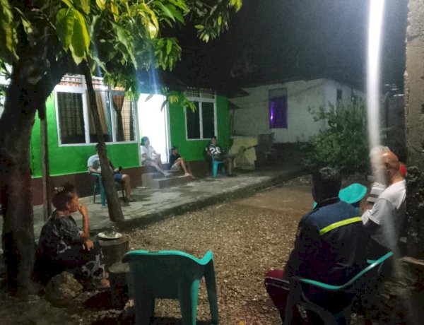 Patroli Dialogis Bhabinkamtibmas Namosain, Bubarkan Warga Miras yang Meresahkan.