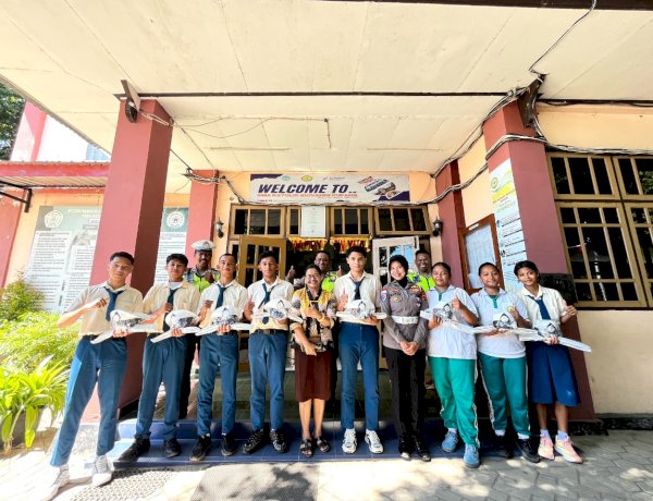 Satlantas Polresta Kupang Kota Bagikan Atribut PKS di SMA Katolik Giovani, Dorong Pelajar Tertib Berlalu Lintas.