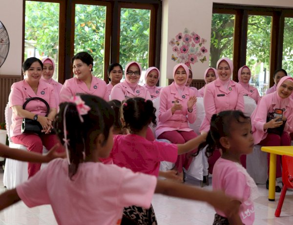 Hangat dan Penuh Keceriaan, Ny. Vily Rudi Darmoko Kunjungi TK Kemala Bhayangkari 01 Kupang Kota.