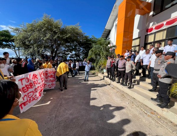 Polresta Kupang Kota Amankan Aksi Damai Mahasiswa IAKN, Kabagops Tegaskan Komitmen Jaga Situasi Kondusif.