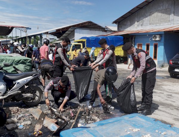 Peringati “May Day”, Polresta Kupang Kota Bersinergi dengan Buruh Bersih Sampah di Pasar Oeba.